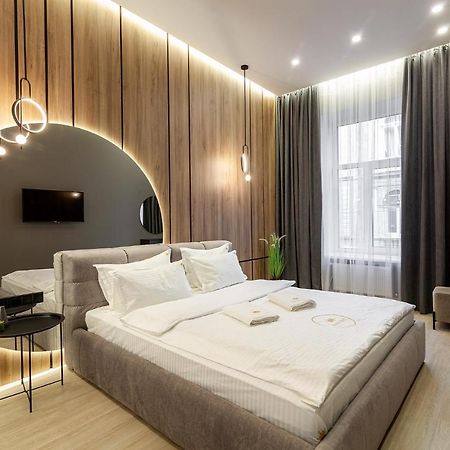 Royal Apartament On Voloshyna 2 Lviv Buitenkant foto