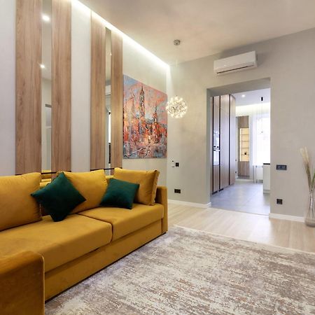 Royal Apartament On Voloshyna 2 Lviv Buitenkant foto