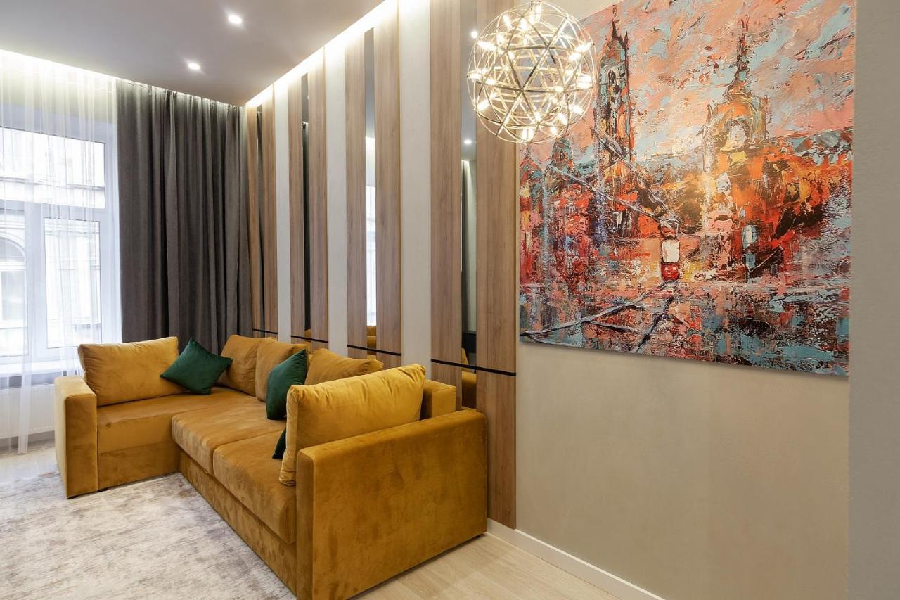 Royal Apartament On Voloshyna 2 Lviv Buitenkant foto